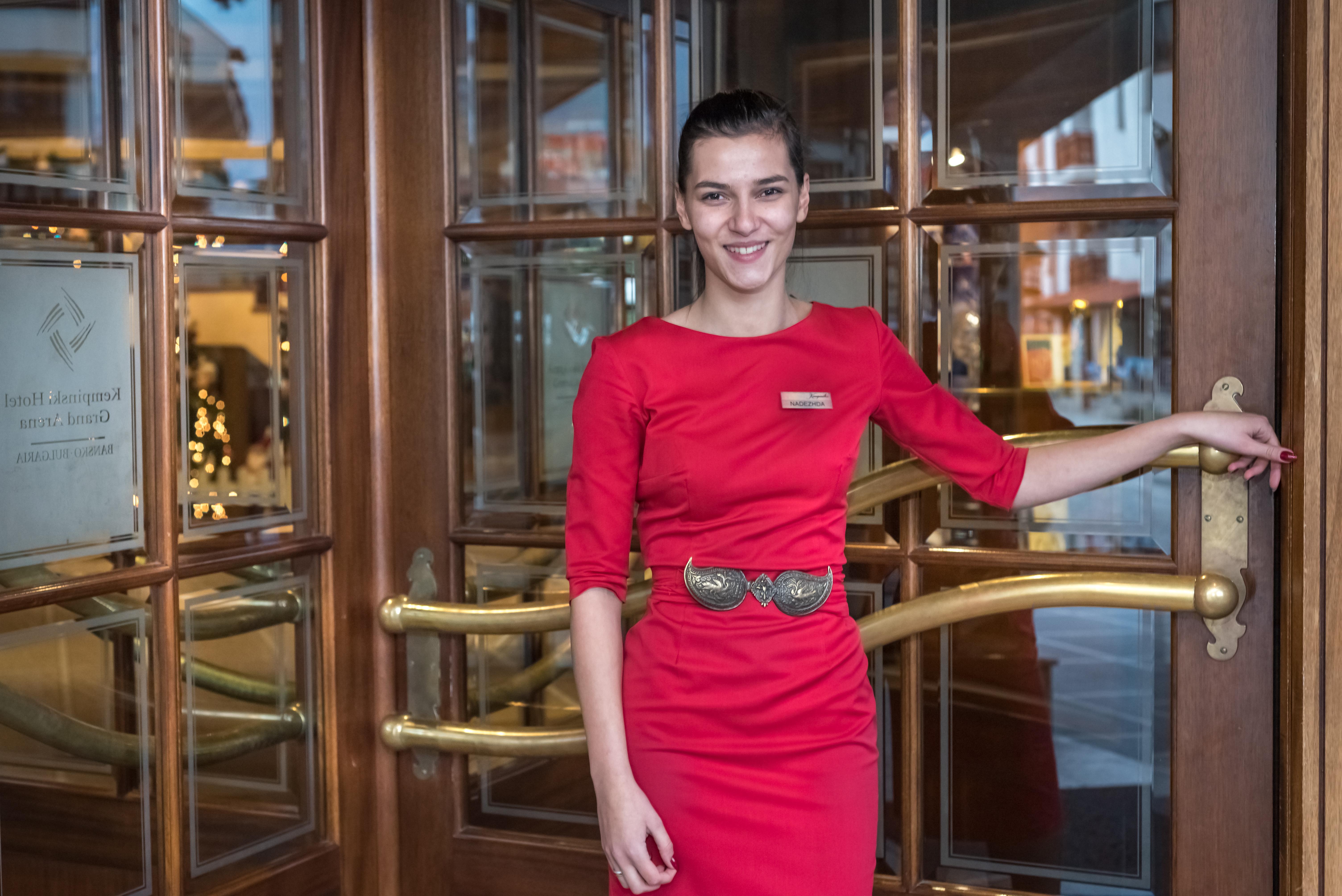 Kempinski Hotel Grand Arena Bansko Eksteriør billede A hostess at the entrance of the hotel