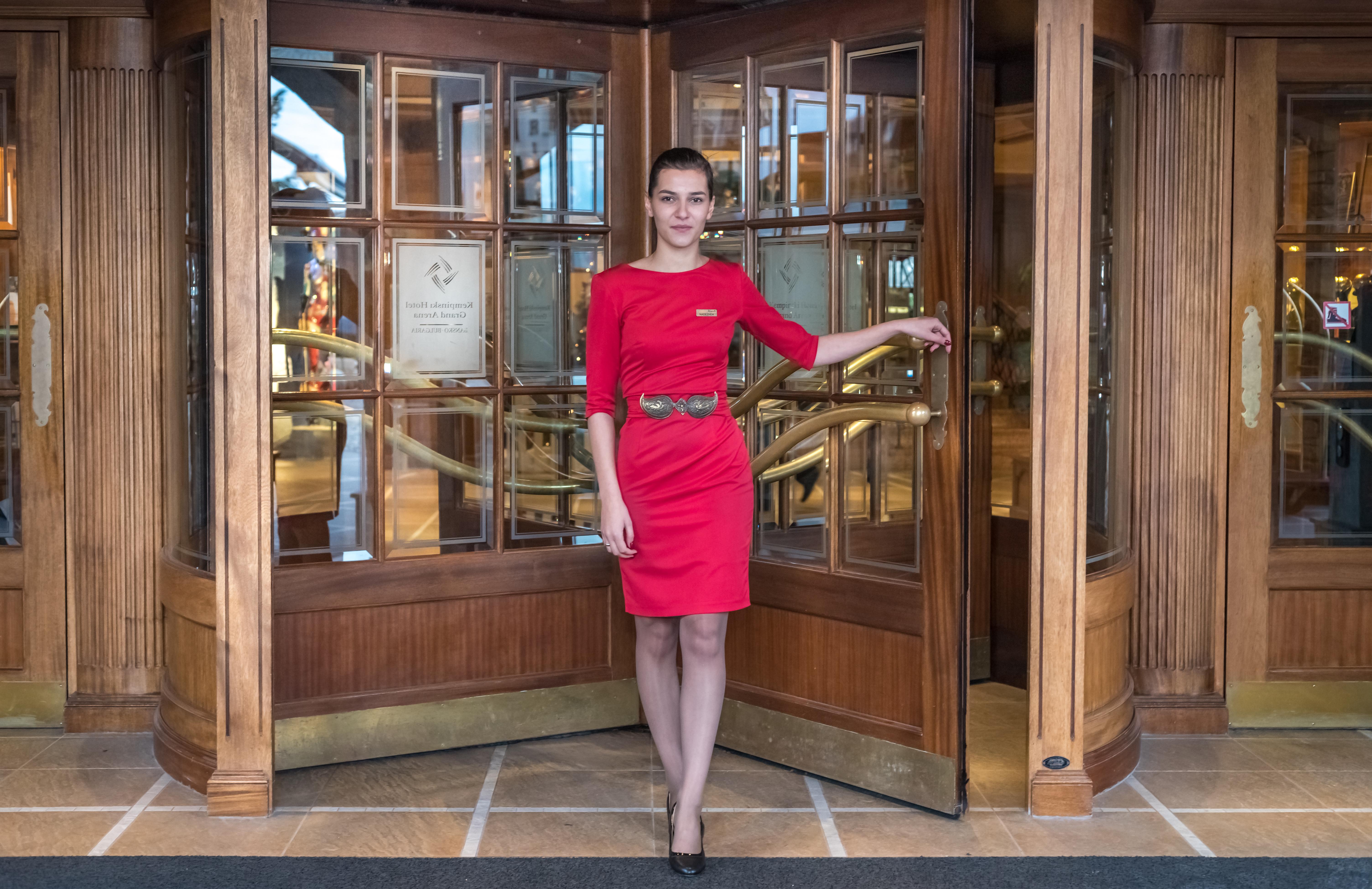 Kempinski Hotel Grand Arena Bansko Eksteriør billede A doorwoman at the entrance of a hotel