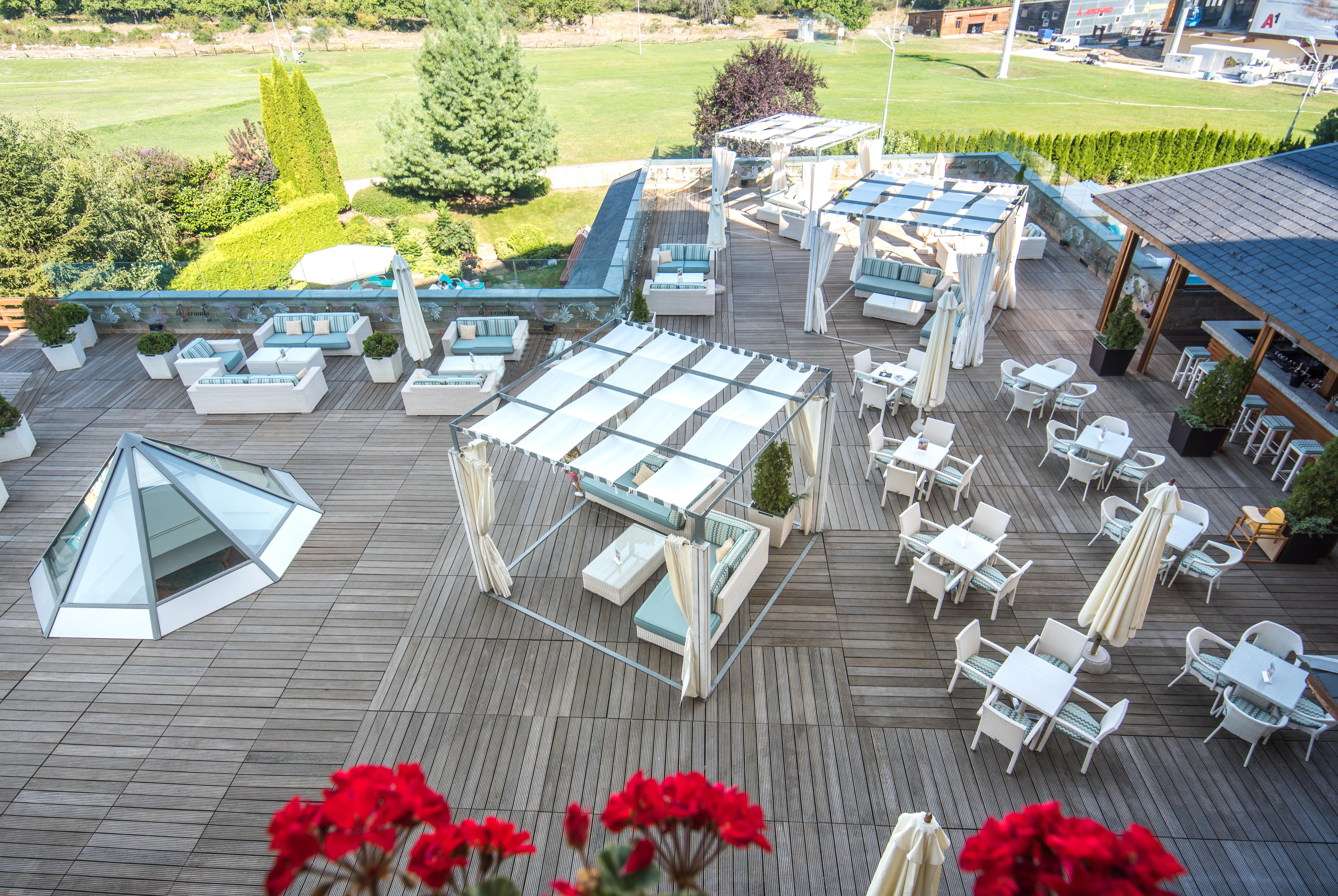 Kempinski Hotel Grand Arena Bansko Eksteriør billede The terrace of the hotel