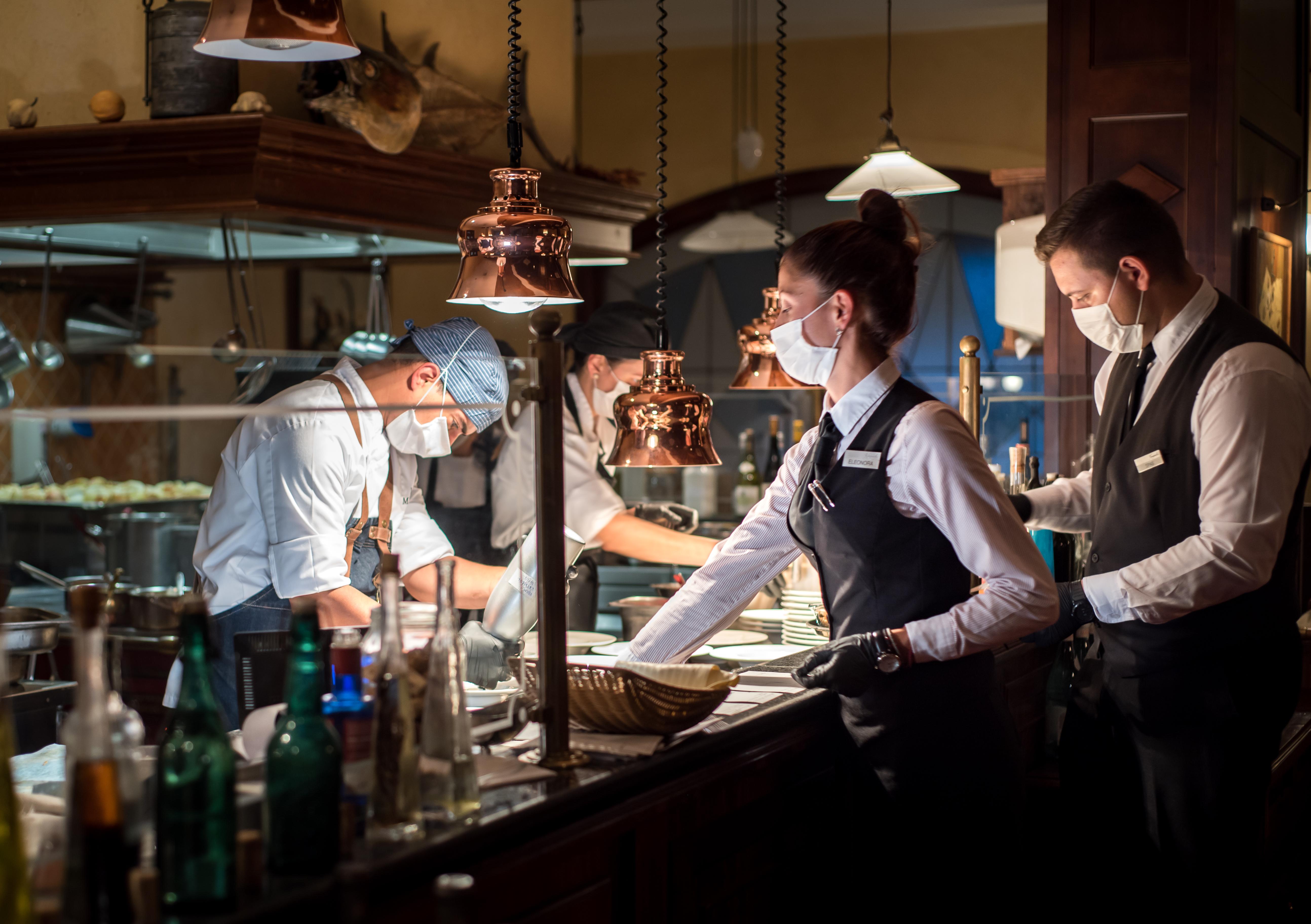 Kempinski Hotel Grand Arena Bansko Eksteriør billede Restaurant staff wearing masks in Italy