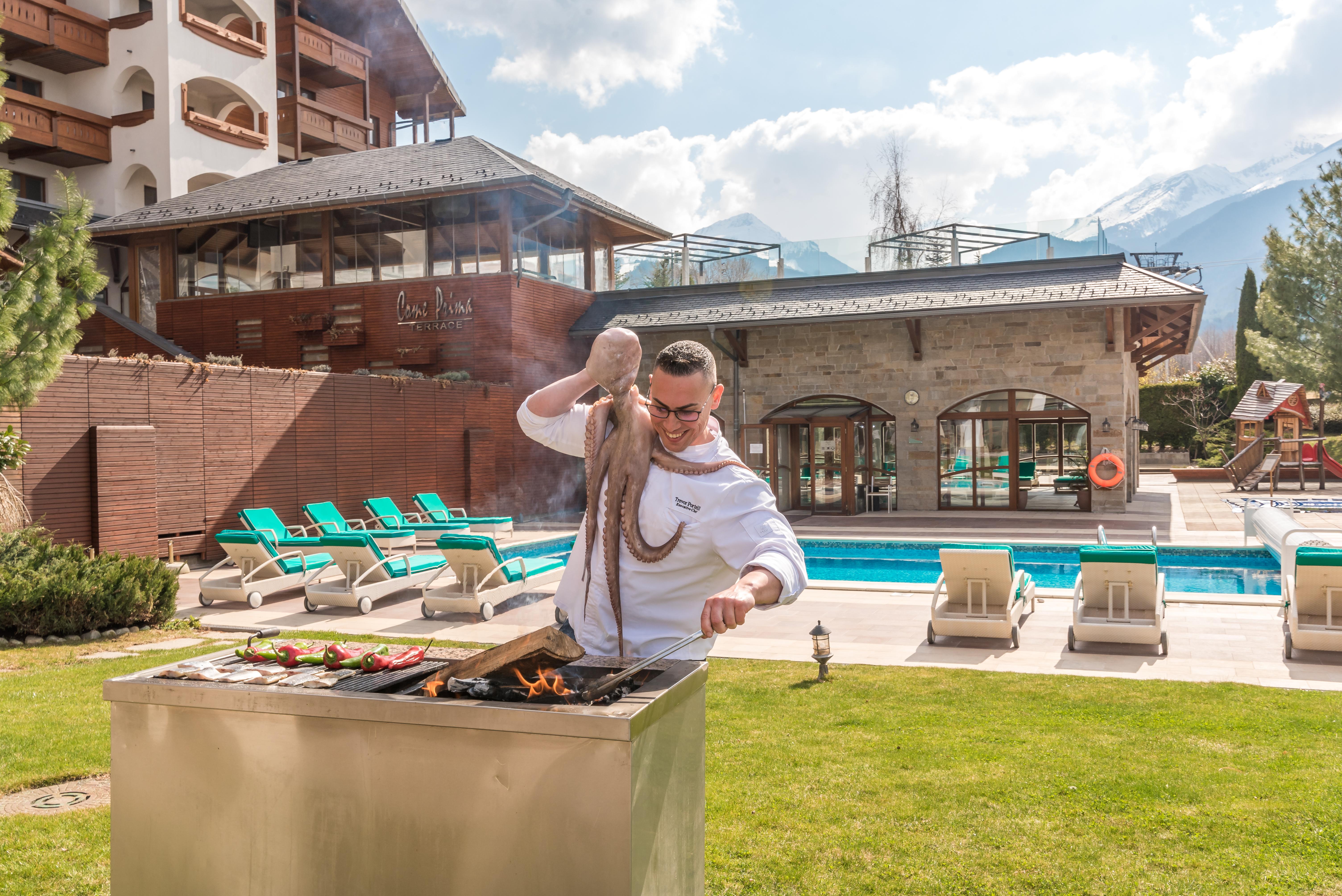 Kempinski Hotel Grand Arena Bansko Eksteriør billede The hotel's pool