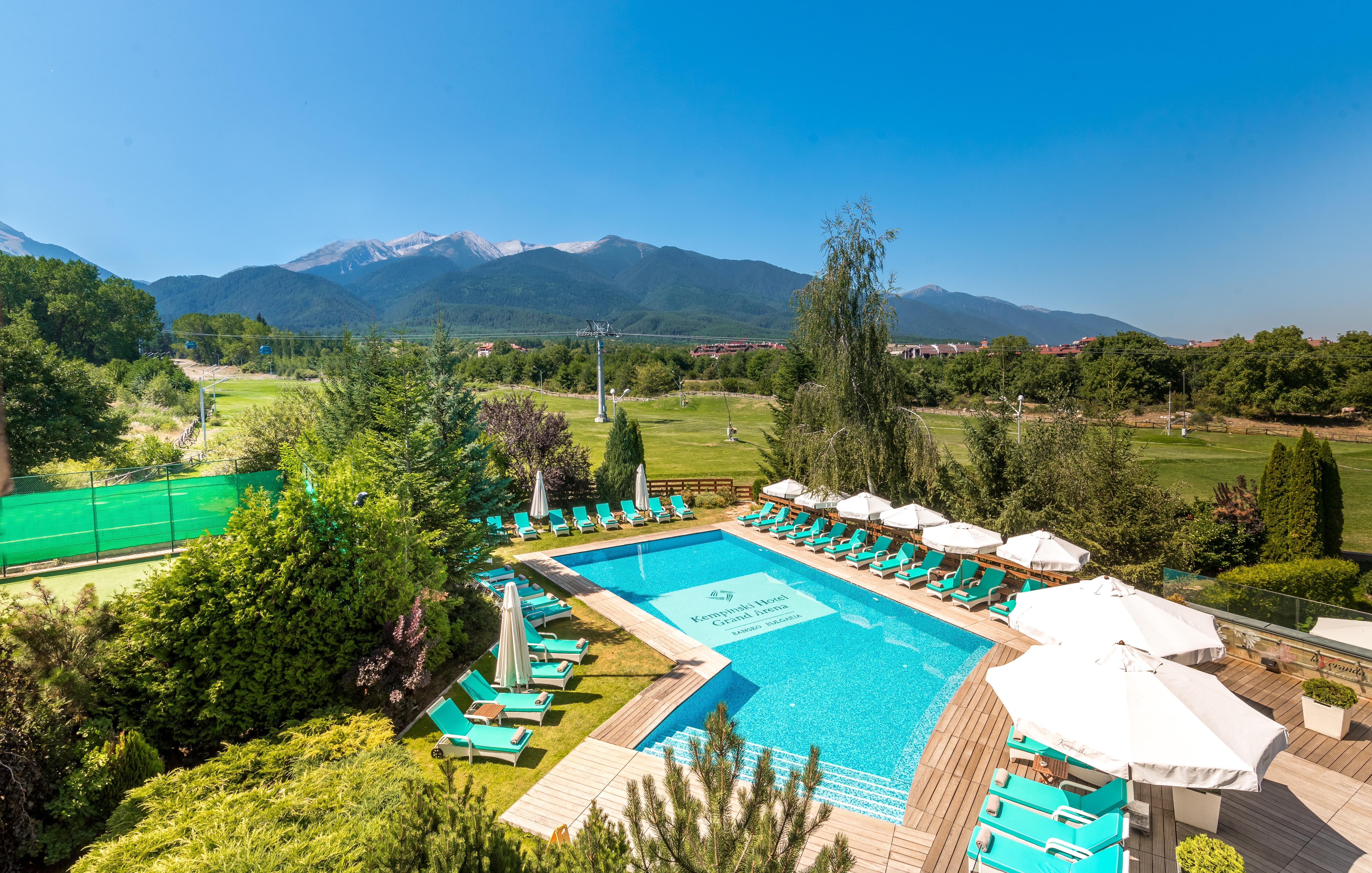 Kempinski Hotel Grand Arena Bansko Eksteriør billede The swimming pool at the hotel