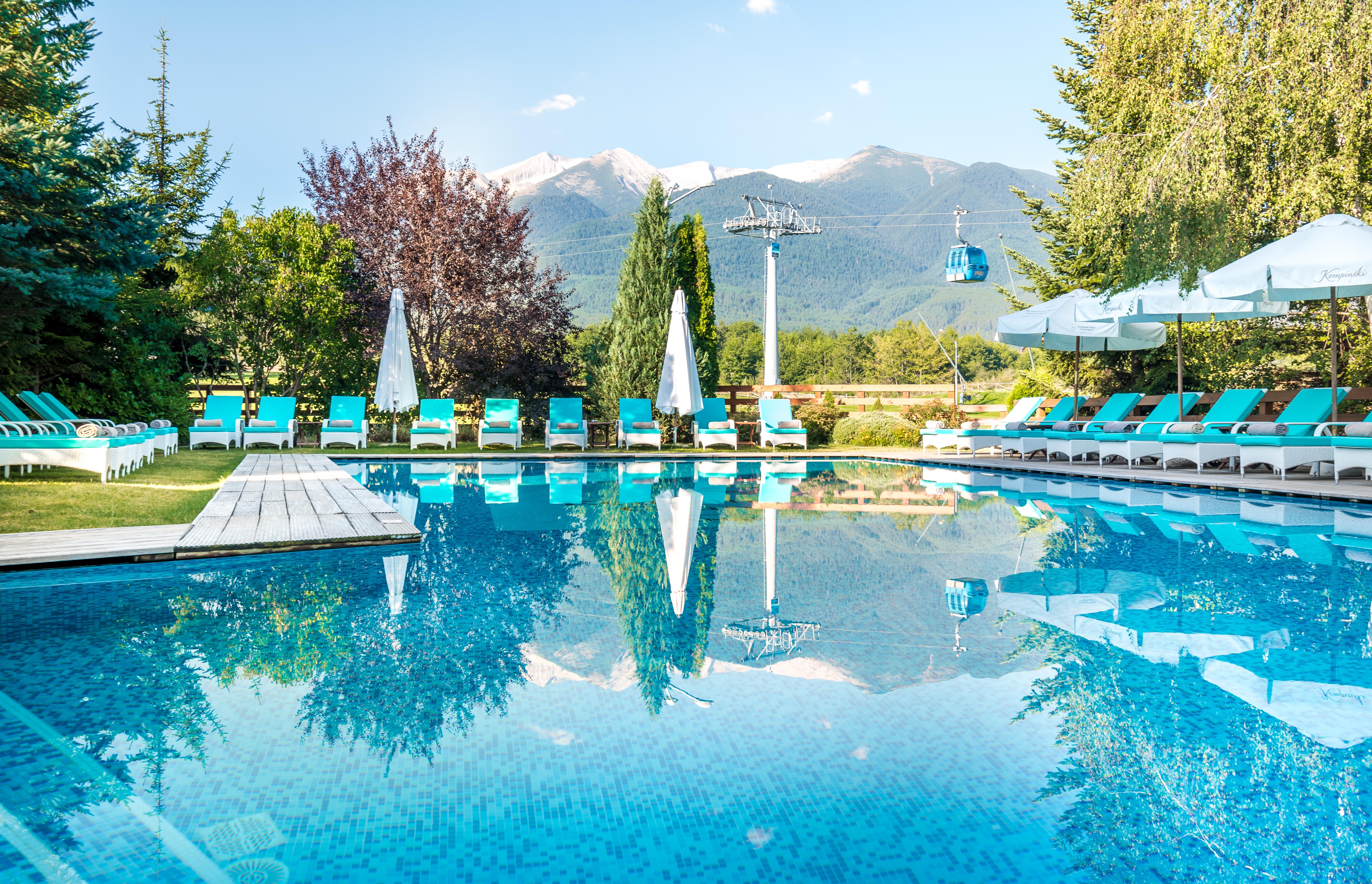 Kempinski Hotel Grand Arena Bansko Eksteriør billede The swimming pool at the hotel
